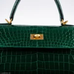 Hermès HSS Kelly 25 Sellier Emerald and Cassis Shiny Niloticus Crocodile Brushed Gold Hardware