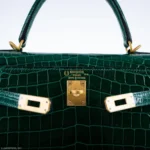 Hermès HSS Kelly 25 Sellier Emerald and Cassis Shiny Niloticus Crocodile Brushed Gold Hardware