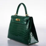 Hermès HSS Kelly 25 Sellier Emerald and Cassis Shiny Niloticus Crocodile Brushed Gold Hardware