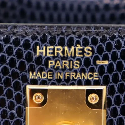 Hermès Kelly 25 Sellier Bleu Indigo Shiny Niloticus Lizard logo1