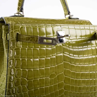 Hermès Kelly 25 Sellier Vert Anis Shiny Niloticus Crocodile logo